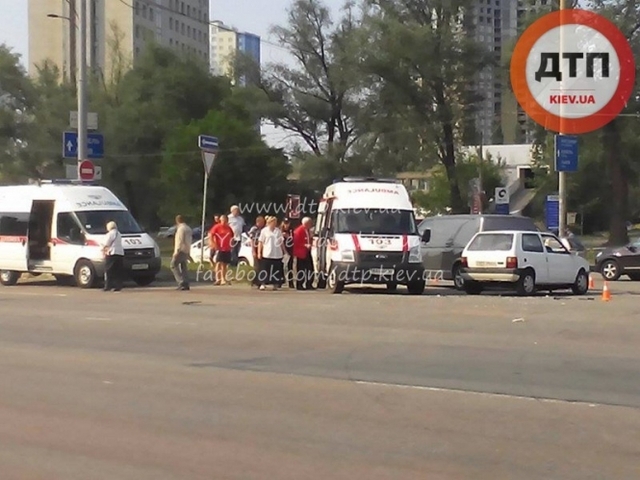 ДТП в Киеве: на ул.Заболотного у "Табачки" в столкновении с микроавтобусом Volkswagen Transporter пострадали двое пассажиров Fiat. Пьяный (?) водитель.... сбежал