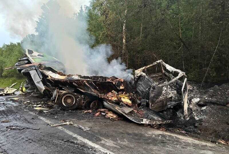 Три автомобиля сгорели в смертельном ДТП на трассе «Байкал» в Иркутской области