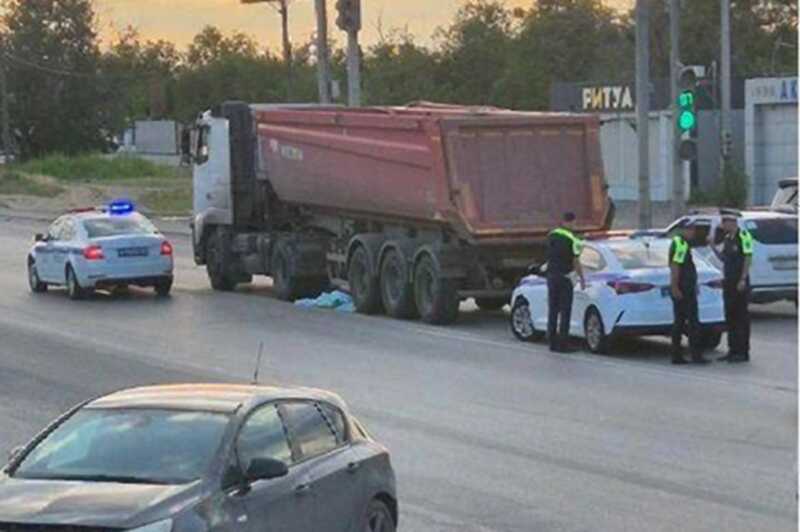 В Волгограде грузовик-самосвал смертельно травмировал женщину