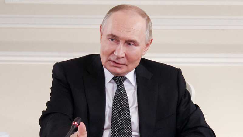 Путин провел встречу с министром иностранных дел Ирана для обсуждения обстановки на Ближнем Востоке
