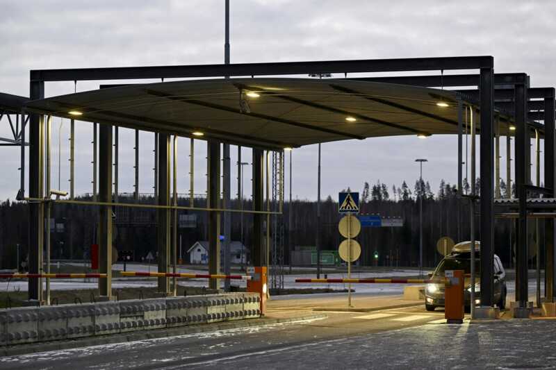 В Финляндии 100 автомобилей приняли участие в автопробеге за возобновление работы границы с Россией