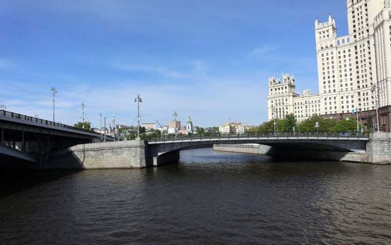 В Москве жидкость странного цвета разлилась по Яузе: причина неизвестна