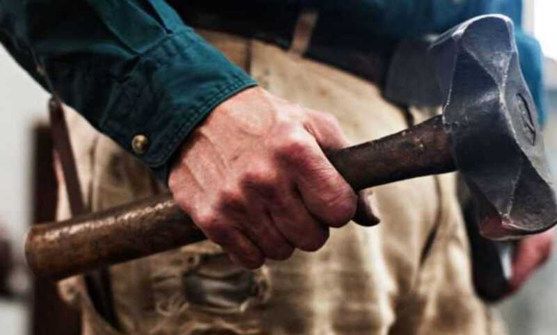 Мужчина напал на собаку во Владикавказе и пытался ее убить молотком