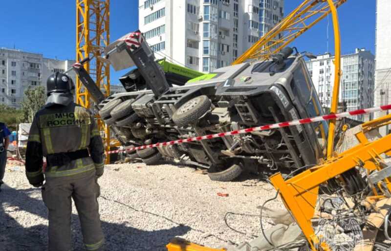 Башенный кран обрушился в жилом районе Севастополя: погиб человек