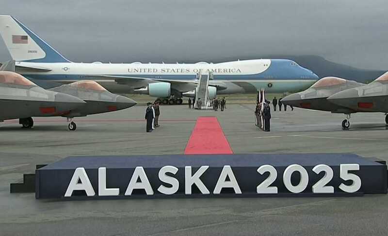 Самолет Дональда Трампа совершил посадку на военной базе в Аляске