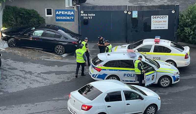 На Буюканах автомобиль столкнулся с забором, после чего водитель скрылся с места происшествия