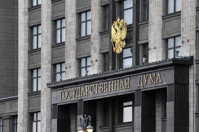 Депутаты Госдумы призвали россиян отказаться от айфонов в пользу отечественных смартфонов