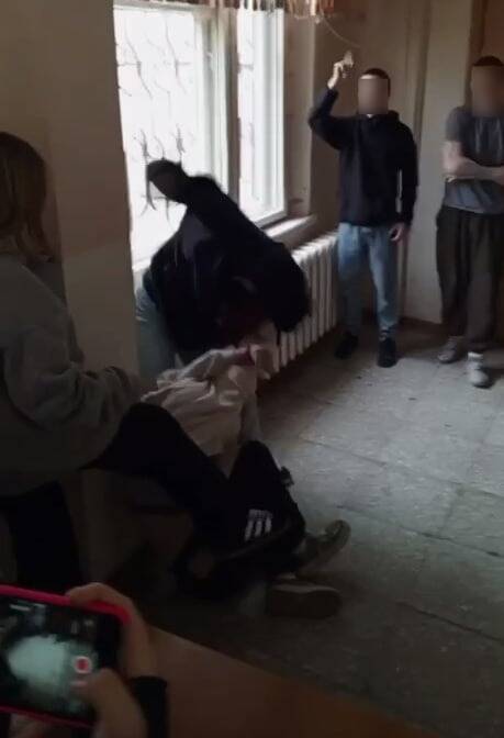 Жестокая драка девчонок в тольяттинской школе ужаснула родителей