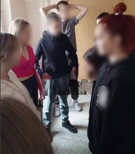 Жестокая драка девчонок в тольяттинской школе ужаснула родителей huidqdiqkdidezkmp