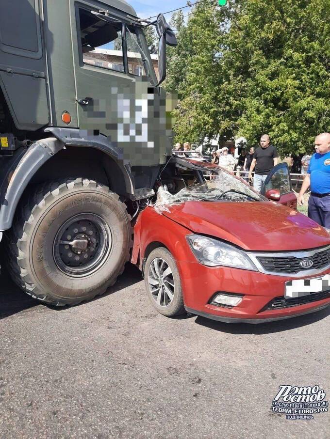 КАМАЗ с военной маркировкой протаранил легковушку в Ростовской области dqqiqqdiqqtidukmp