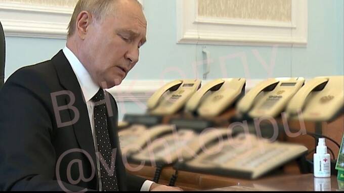 Владимир Путин сохраняет антисептик на столе даже во время совещания rtiqdtiddeiqerkmp