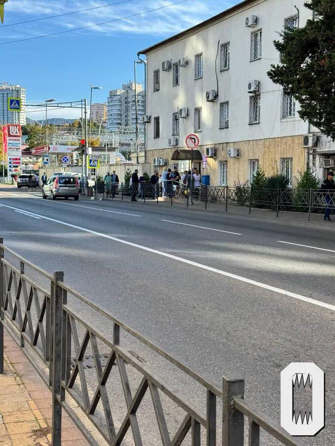 В Сочи растет недовольство из-за многочасовых очередей в МВД qdqitxidqeiudkmp