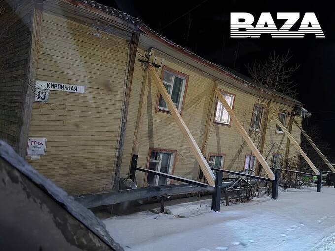 Аварийный дом в Салехарде "укрепили" деревянными подпорками qhxidzziqxitrkmp