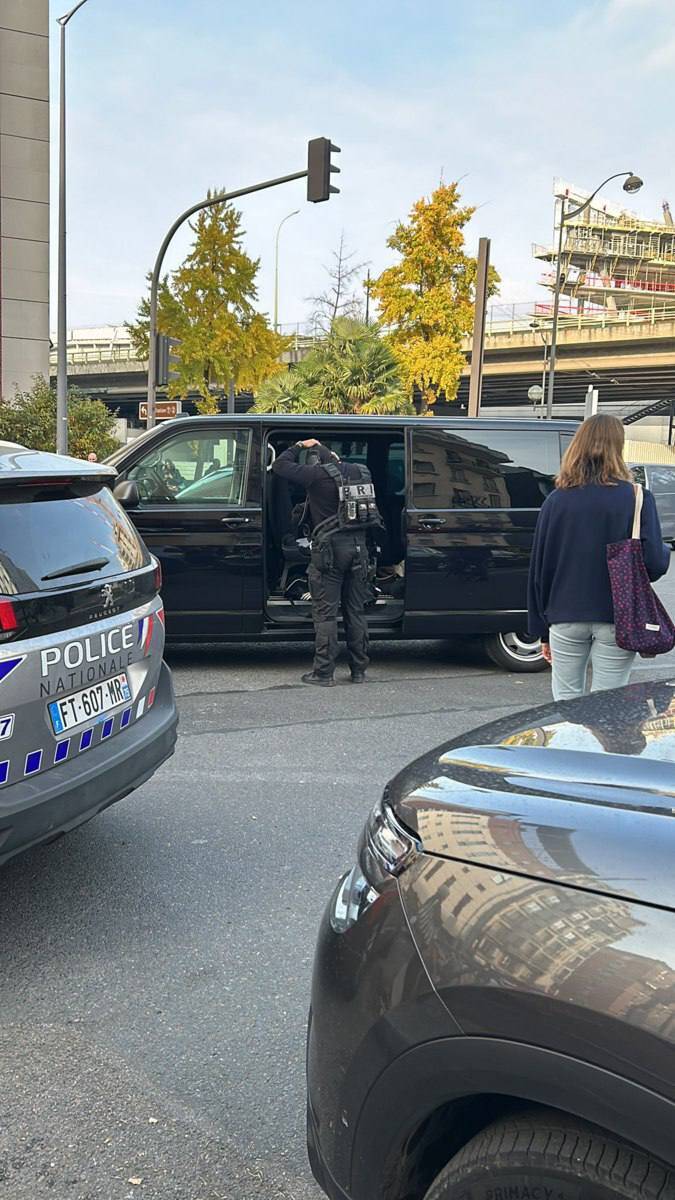 Во Франции в ресторане людей захватили в заложники