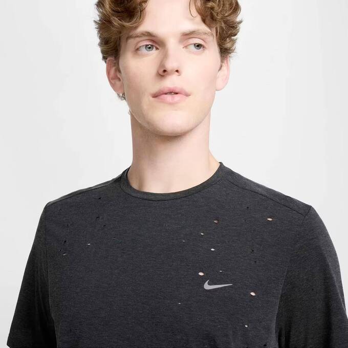 Nike выпускает футболки с "дырками от моли" qqqidzeidzzidqkkmp