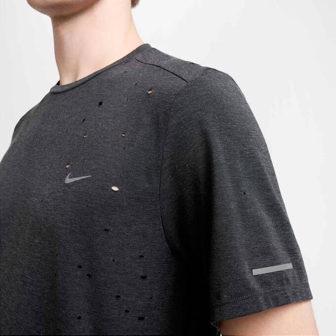 Nike выпускает футболки с "дырками от моли"