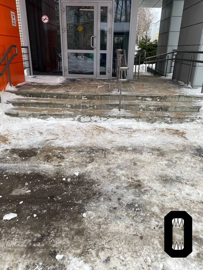 Скорая помощь в Петрозаводске очищает снег вручную xridzdiqhridrukmp