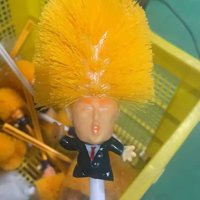 В Китае в продаже появились туалетные ёршики в виде Дональда Трампа qkxitiqheieqkmp