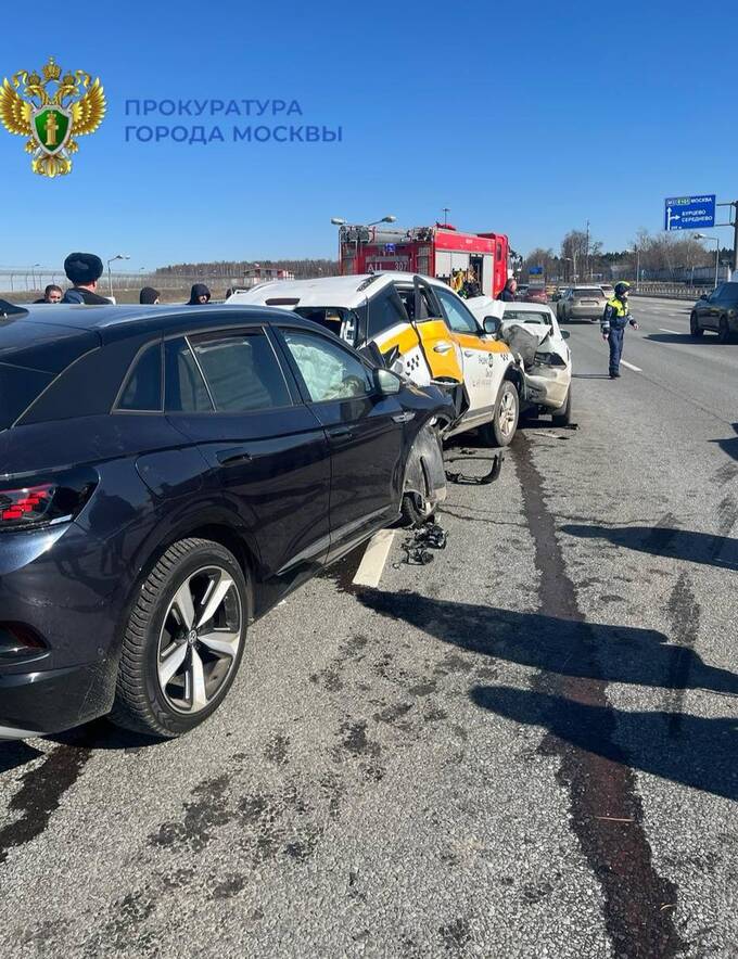 В Москве такси попали в массовую аварию: есть пострадавшие rtiqdkidddidedkmp